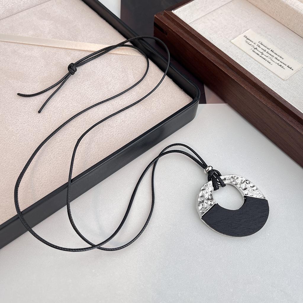 Minimalistischer Kaltwind-Spleiß-Halbpack-Ring-Anhänger Schwarzes Seil Lange Halskette Damen-Nische High-End Pulloverketten-Accessoires