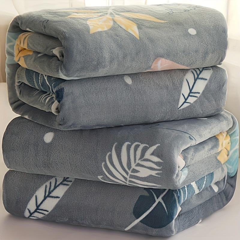 Soft Coral Fleece Floral Print Blanket - Light Blue with White Daisies & Green Leaves, Cozy All-Season Throw for Bedroom, Living Room, Office, Sofa