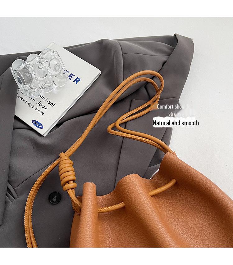 2025 Sac à main nuage plissé tendance pour femme à grande capacité pour le trajet quotidien