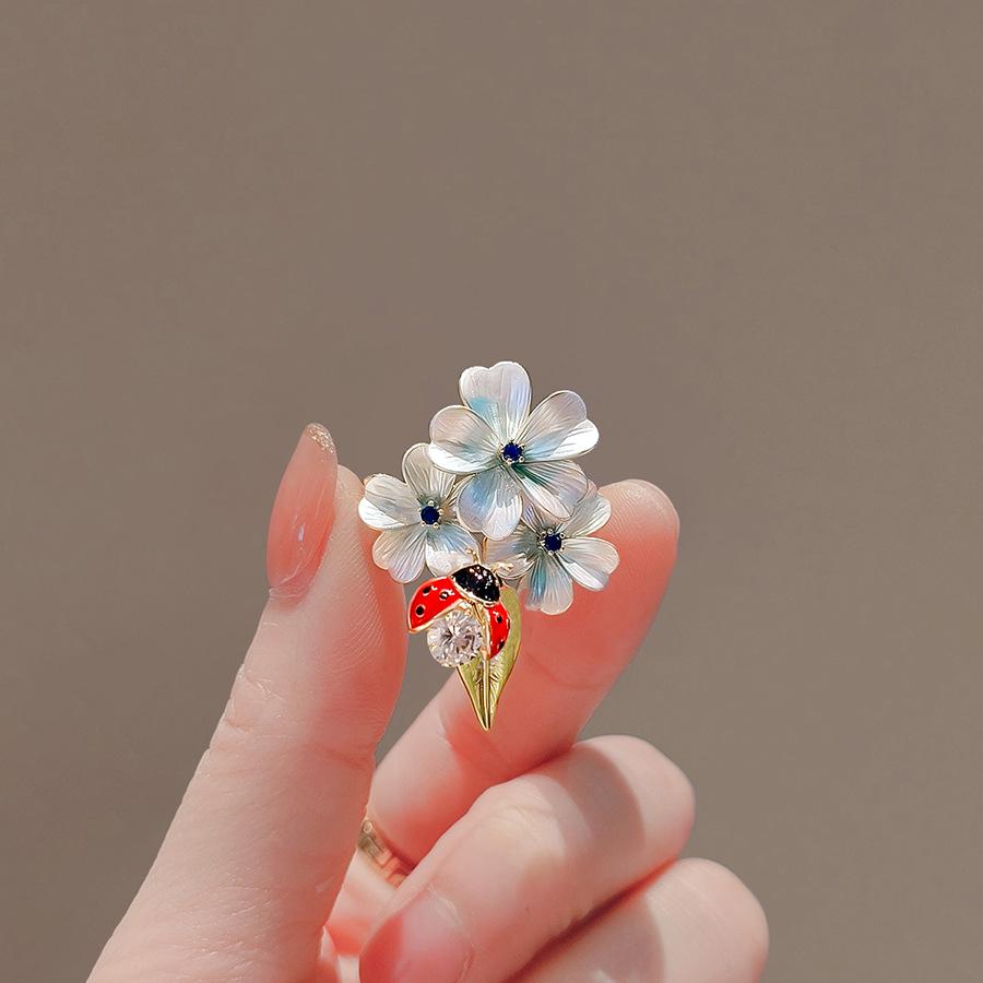 Elegant Pearl Brooch - High-End Minimalist Clothing Accessory