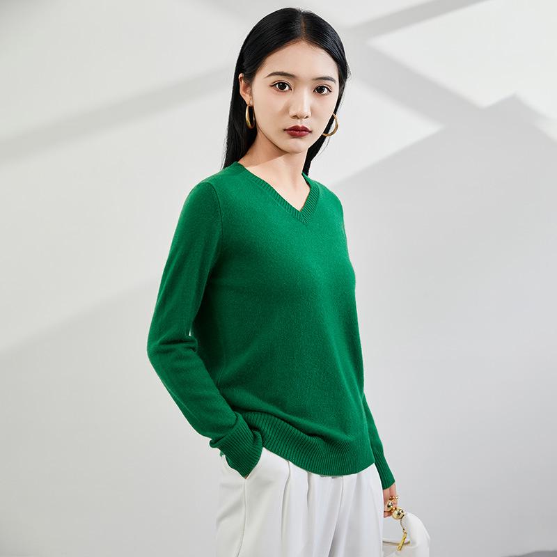 2025 Autumn/Winter Women's V-neck Slimming Cashmere Sweater - Versatile Solid Knit Base Layer