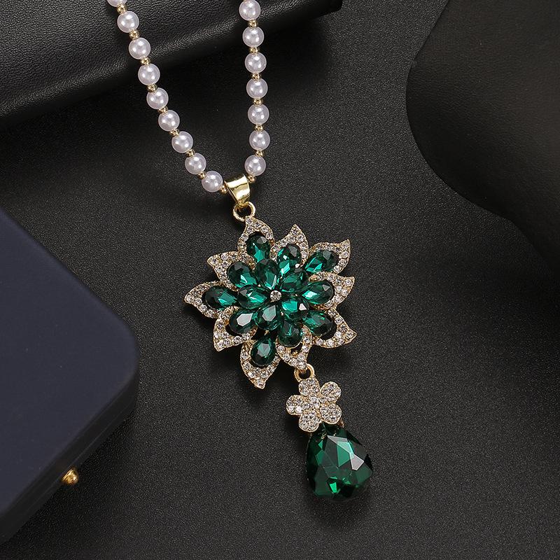 Korean Fashion Flower Sweater Chain Necklace - Autumn/Winter Women's High-End Cat's Eye Camellia Pendant.