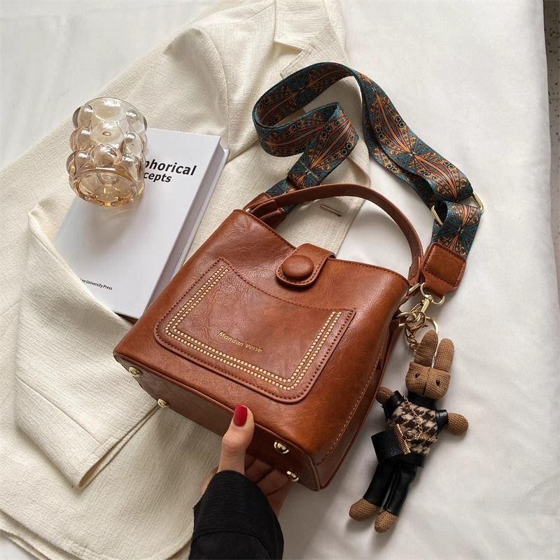 

Leather retro bag niche ins new messenger light luxury large-capacity bucket bag woman