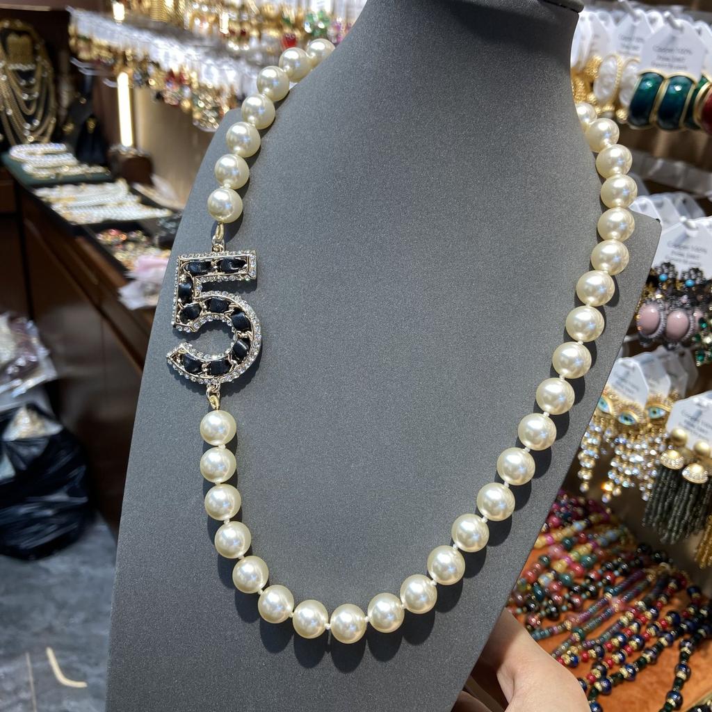 Xiaoxiangfeng 5-stellige Halskette, neue High-End-Lederkette mit Strassperlen, Pulloverkette der Marke Xiangjiachao