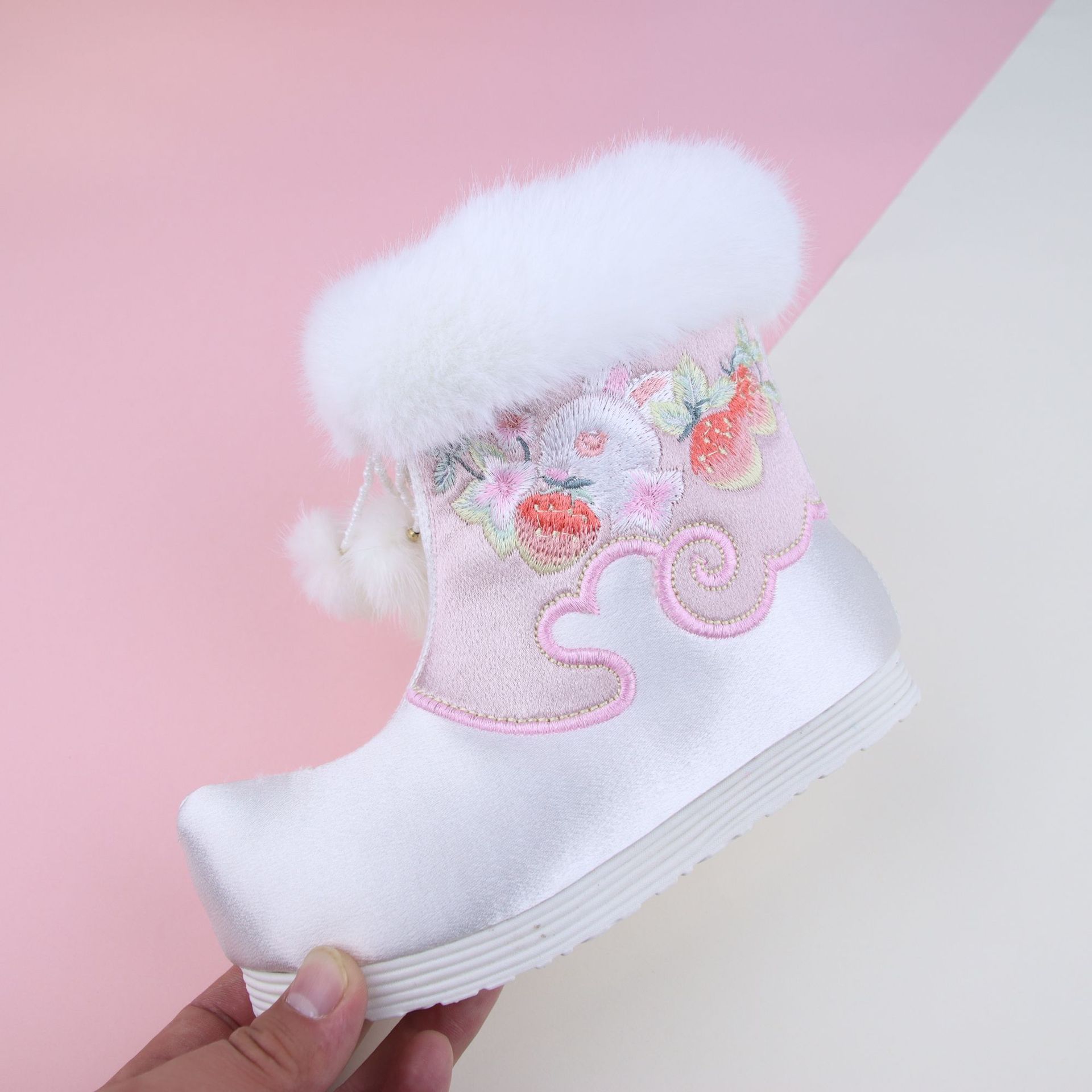

[Rabbit Jue] 2025 winter new girls Hanfu boots Chinese style retro embroidered velvet boots children s snow boots 34 (215) Inner Length рожевий