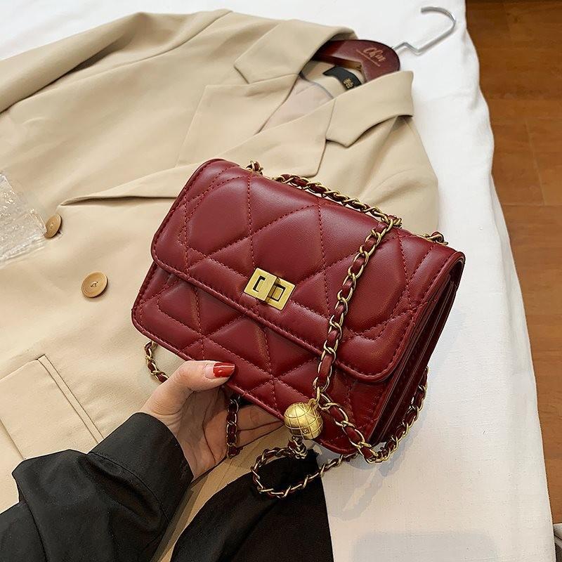 

Chic Red Wedding Handbag For Brides Featuring Stylish Quilted Design And Versatile Use червоний