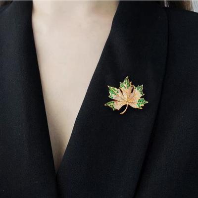 Pin de Solapa de Diseño de Lujo Diamante Flash Hoja de Arce Broche para Mujer Abrigo de Alta Gama Escote Ramillete Accesorios
