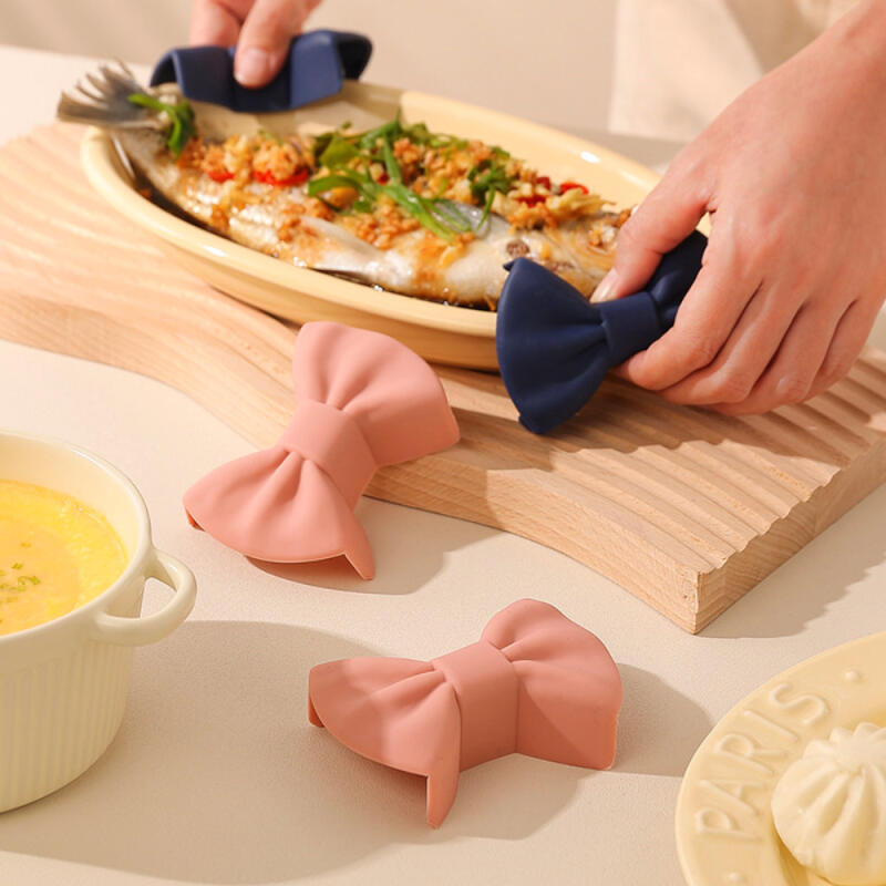 1 set of silicone ribbon pot handle and pot tongs pink