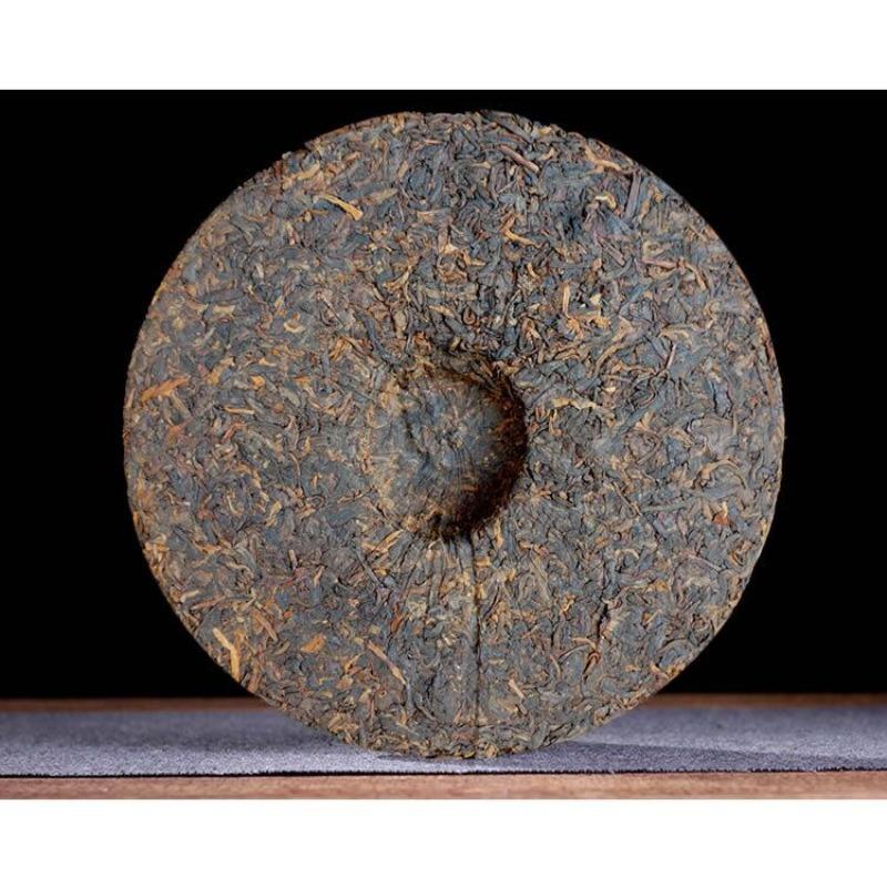 Yunnan Menghai Pu 'er čaj vařený čaj dvůr Yiwu Hnědá hora sedm zi koláčový čaj čaj ze starých stromů 357g