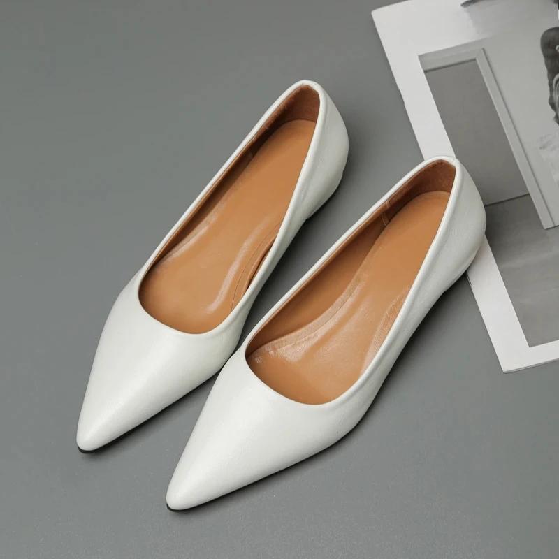 Νέα μυτερά δάχτυλα με ρηχό στόμα με τετράγωνο τακούνι Μικρά δερμάτινα παπούτσια Γυναικεία κομψά παπούτσια φόρεμα με ψηλά τακούνια μόδας