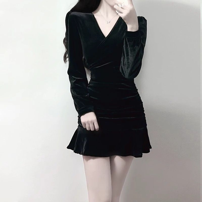 Small Dress Autumn and Winter High-end Birthday Dress Dress, Royal Sister Wears a Short Velvet Little Black Dress To Show Her Figure