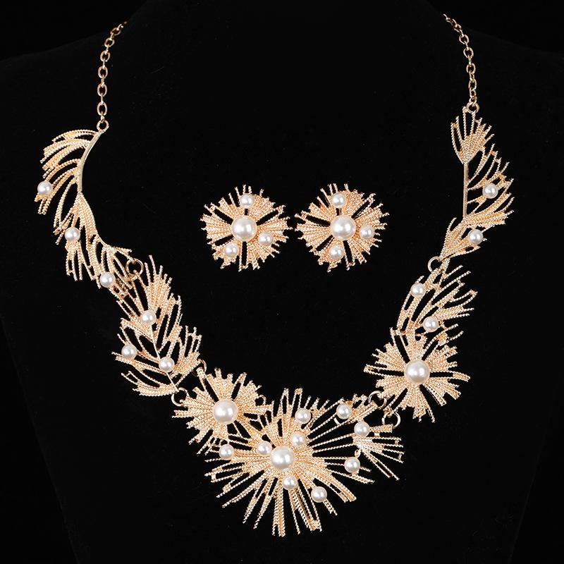 Europäisches & Amerikanisches Braut-Halsketten- und Ohrring-Set mit Faux-Perlen-Inlay aus Legierung - Exquisite Light Luxury Accessoires