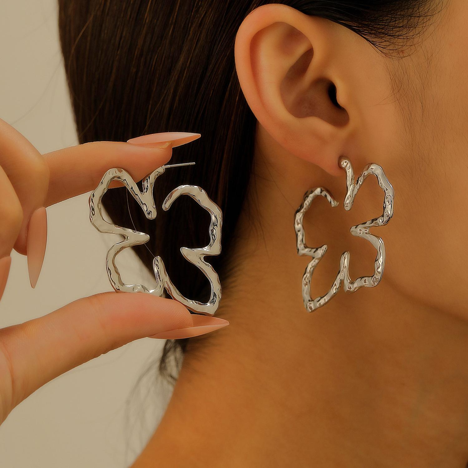 

Розкішні сережки-квіти великого розміру з перебільшеним дизайном та незвичайним порожнистим візерунком для жінок 1 pair срібний