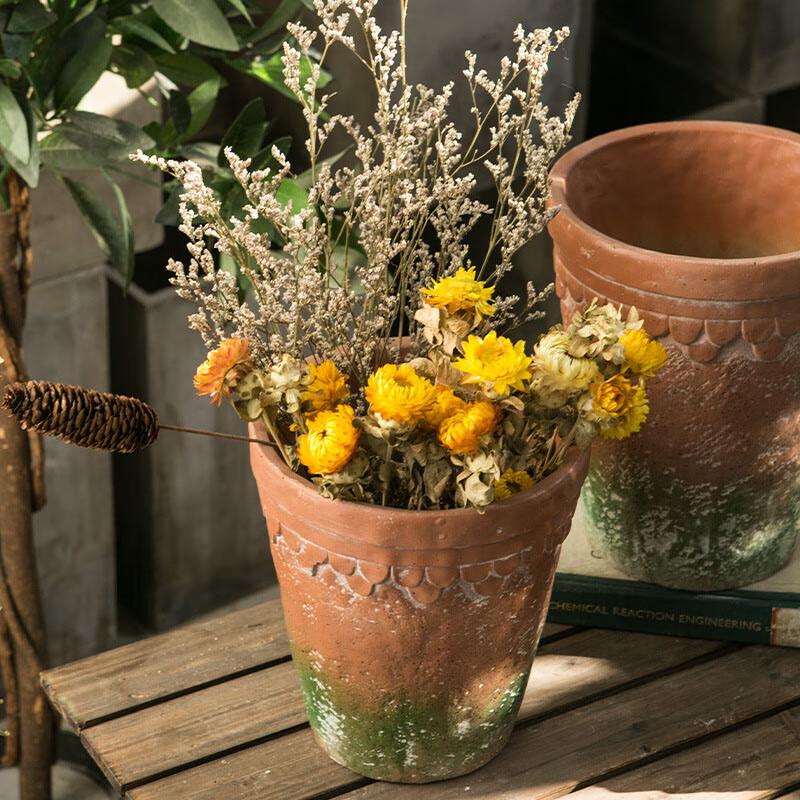 Handmålad cementkruka