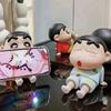 Supporto per Telefono Crayon Shin-Chan, Ornamenti da Scrivania Kawaii Anime, Cartone Animato Guardare la TV, Supporto per Telefono Bambola Carina Decorazioni Giocattoli Regali