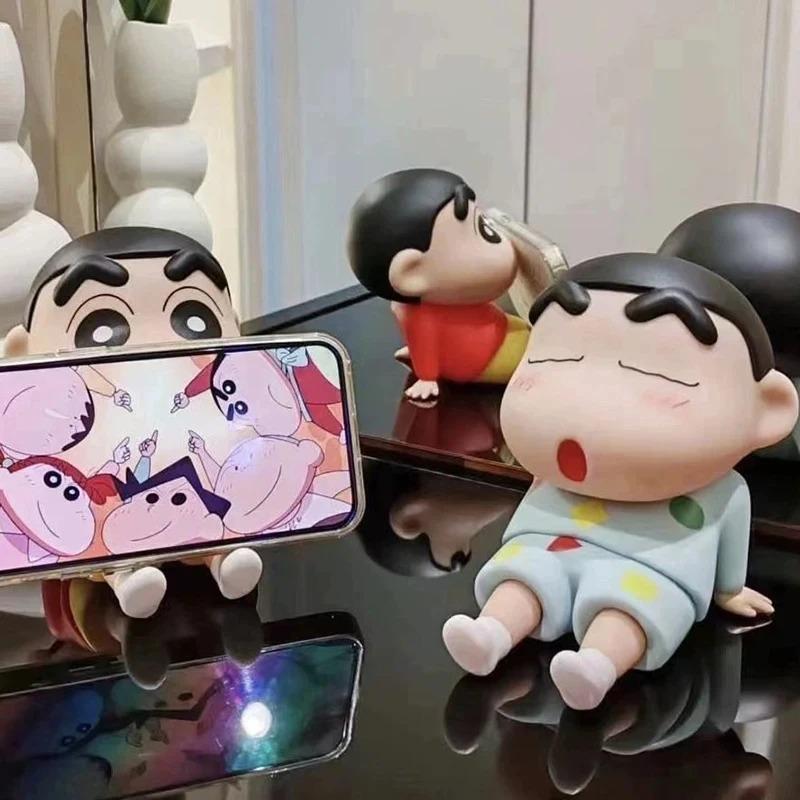 Supporto per Telefono Crayon Shin-Chan, Ornamenti da Scrivania Kawaii Anime, Cartone Animato Guardare la TV, Supporto per Telefono Bambola Carina Decorazioni Giocattoli Regali