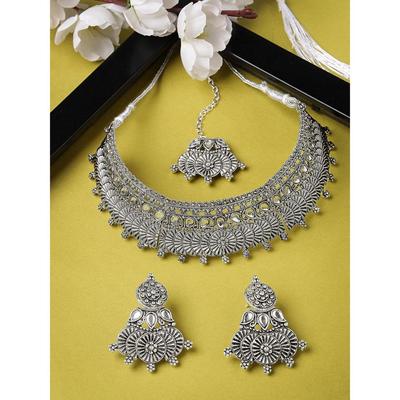 Set di collana girocollo Sukkhi accattivante placcata in argento ossidato con orecchini | Set Mangtikka da donna