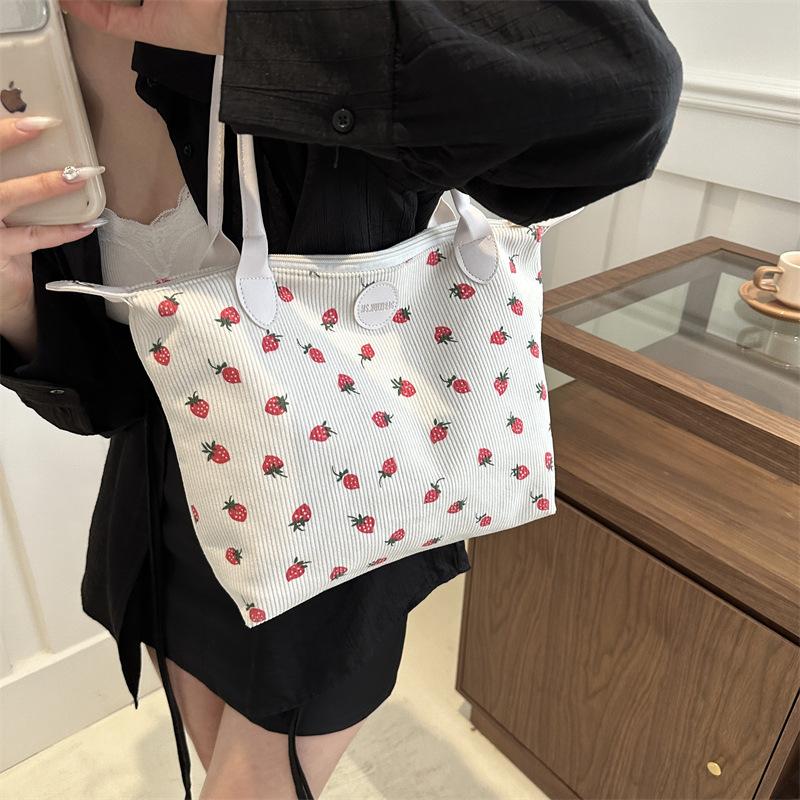 Large capacity strawberry print casual personalized shoulder bag commuter bag 2025 spring new portable tote bag