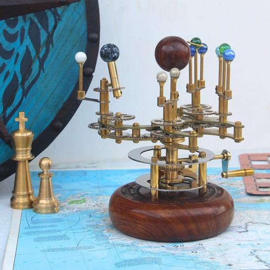 25,4 cm Luxus-Kunstwerk für Bücherregale Messing und Stahl Orrery Ein funktionales Modell des Sonnensystems mit Planeten