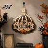 Ideia de Presente Única de Halloween Placa de Boas-Vindas com Mão de Esqueleto para Porta, Decoração com Padrão de Abóbora e Morcego, Placa Decorativa Suspensa Gótica, Placa de Parede, para Varanda Frontal Interior