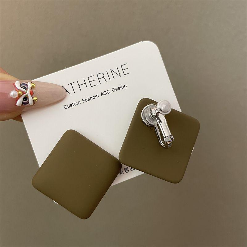 

Конфетный цвет Бриллиант Самые продаваемые Универсальные Клипсы для ушей Женская Геометрия 0453 deep khaki square metal spiral ear clip