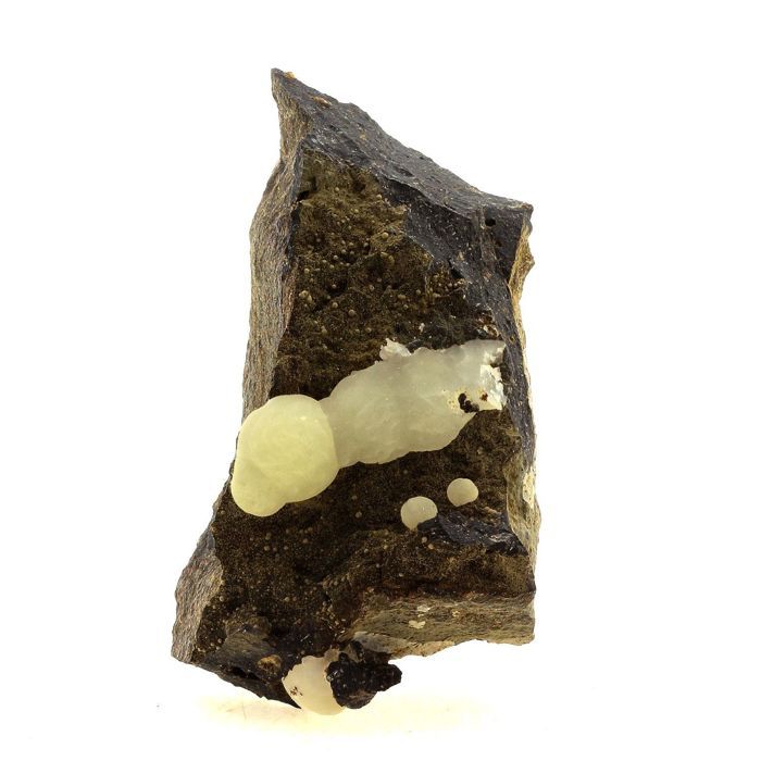 Pierres et Minéraux. Calcite. 505.0 ct. Curebourse, Vic-sur-Cère, Cantal,France.