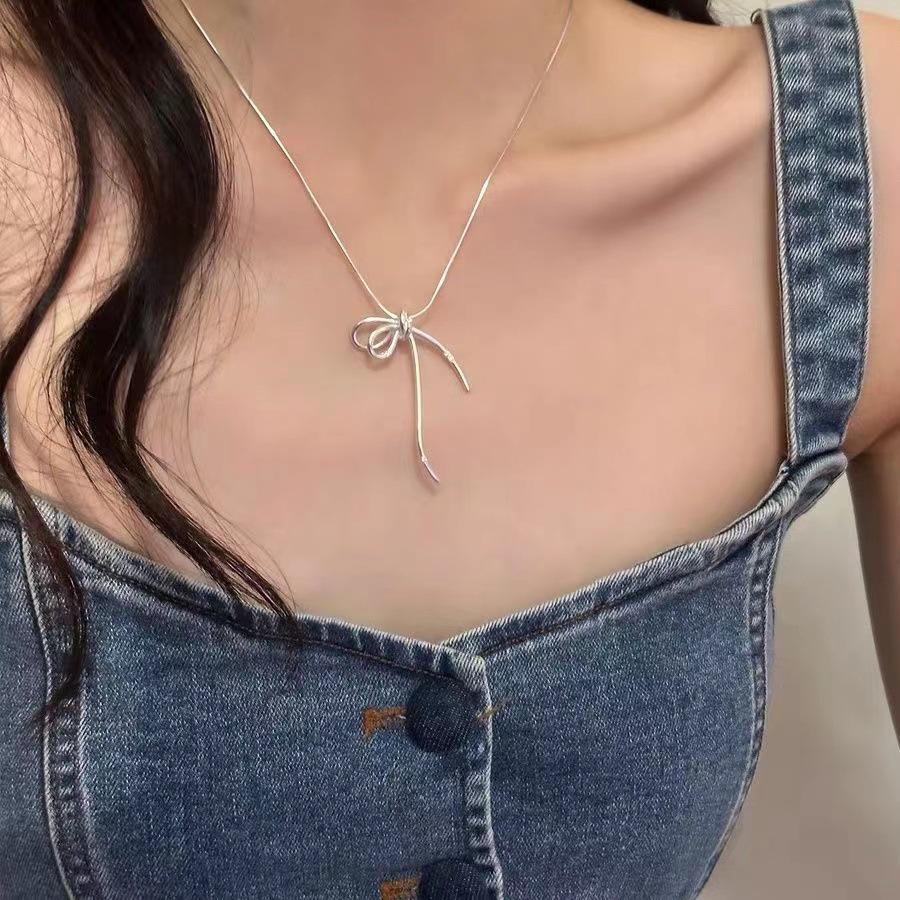 

Elegant Silver Bow Necklace - Minimalist Clavicle Chain Gift for Girls серебряный
