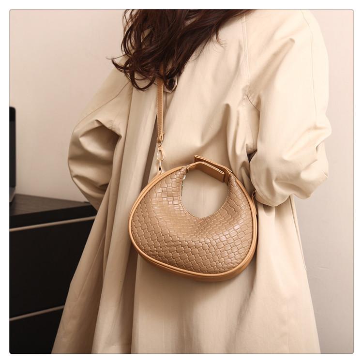 Vintage Fashion Handbag 2023 Winter New Crocodile Pattern Solid Color Casual Shoulder Crescent Bag Trendy Street Style Black Green Coffee Red White