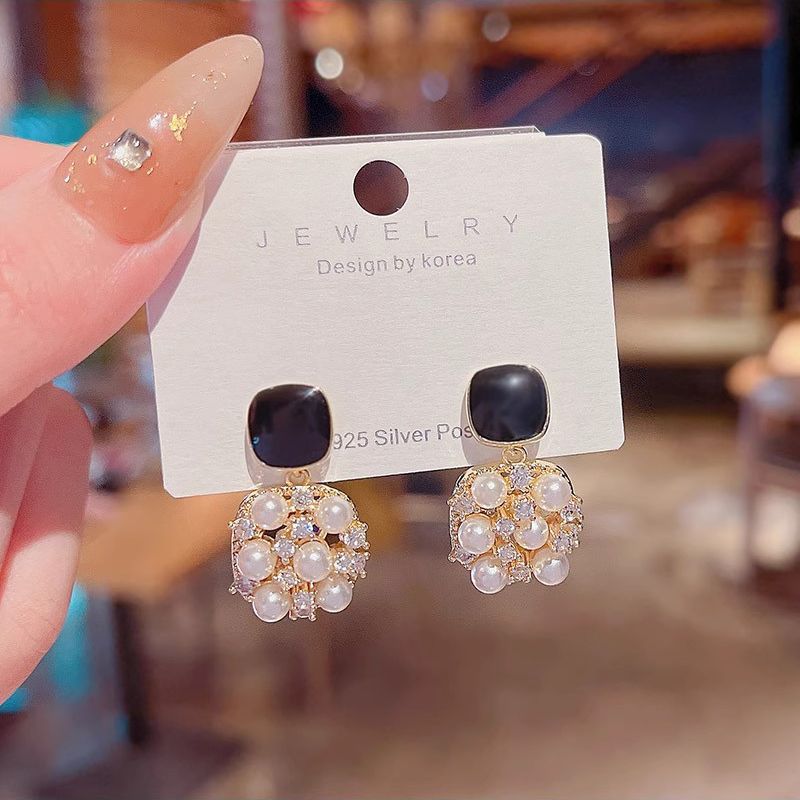 Licht luxus high-end platz perle retro Hong Kong stil hohl temperament high-end-design stud ohrringe frauen