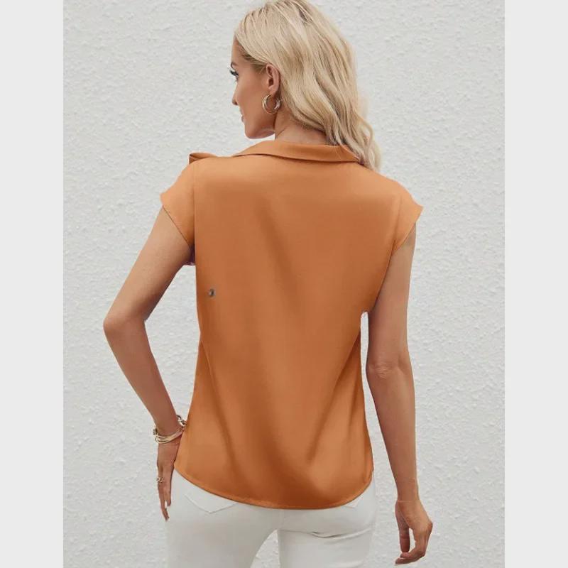 T-shirt da donna in raso con colletto a fiocco e design di nicchia