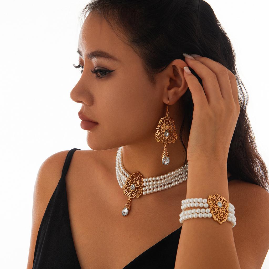 Flerlags perlesmykkesett for kvinner Brud bryllupsbånd Elegante jenter Fargerike perler Anheng Kjede Halskjede Armbånd Ørepyntsett Luksussmykker