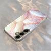Vergoldetes gehärtetes Glas Handyhülle für Samsung Galaxy S26  S25  S24  S23  und S22 Ultra Plus. Rosa Federdesign.