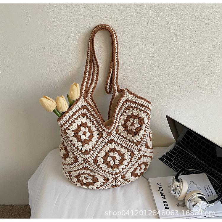

Новая плетеная вручную сумка-тоут в этническом стиле, ретро, большая вместимость, на плечо, нишевый дизайн, контрастная цветная вставка, универсальная коричневый