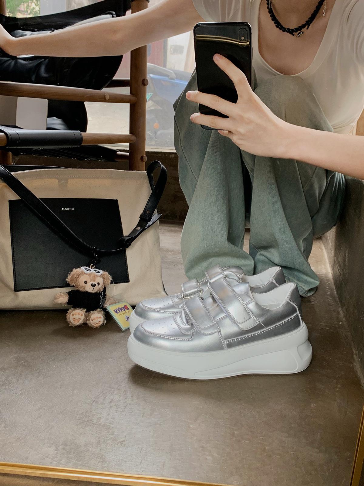 

Виноградная студия motherlee толстоподошвенные увеличивающие рост кроссовки на липучках натуральная кожа маленькие белые туфли женские 2025 новая бомба 40 серебряный