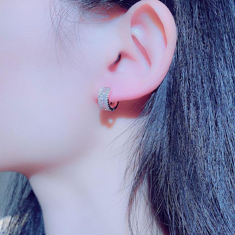 Изысканные серьги-кольца с бриллиантами в маленьком круге — фото 3