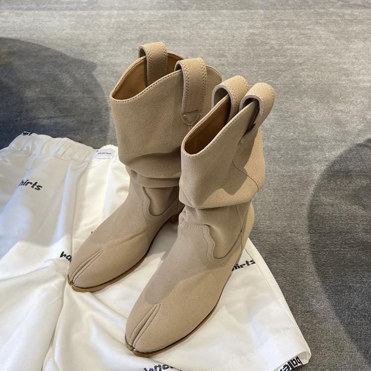 Verze z hovězí kůže~ Dámské westernové kovbojské boty střední délky z pravé kůže na silném vysokém podpatku, s prasečími kopyty, s rozdělenou špičkou, plisované, skládané kn