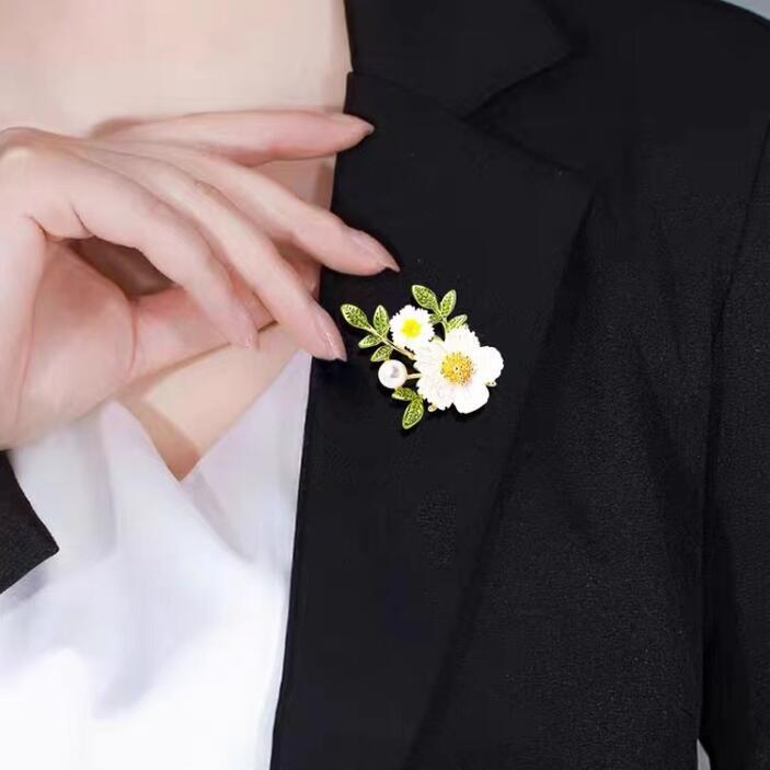 Daisy Sakura Flower Brooches For Women Alloy Pearl Green Leaves Romantic Peach-blossom Party Office Brooch Pin Gifts