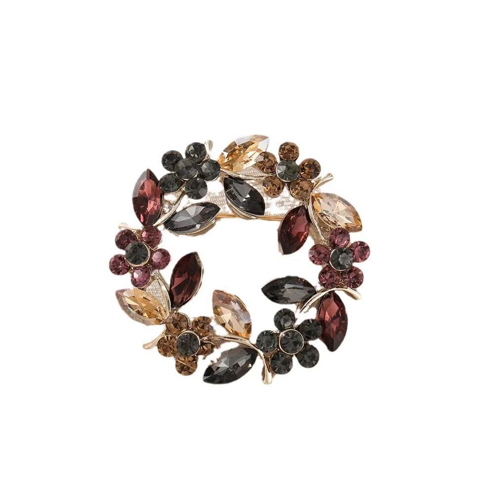 Zarif Kristal Çiçek Broşu: Ceketler ve Hırkalar İçin Zarif Kadın Broşu