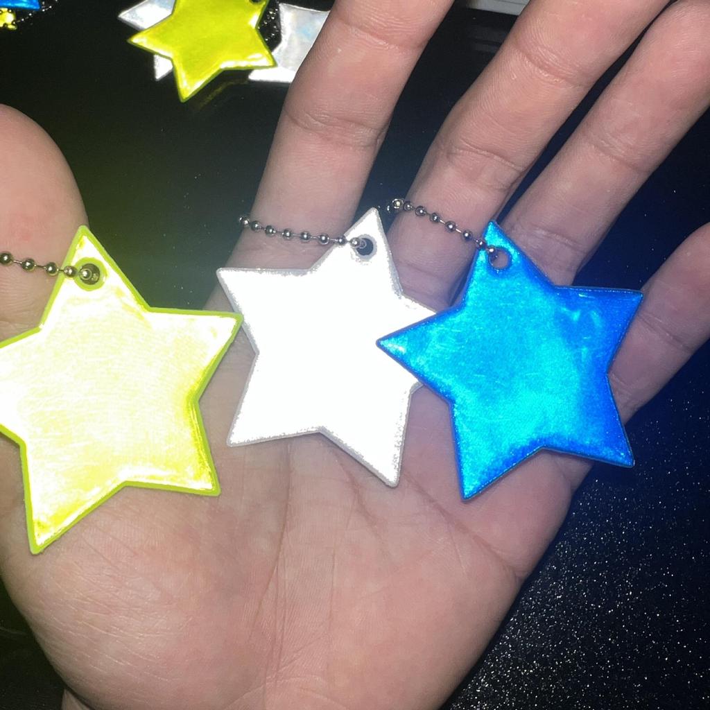 Reflective Star Pendant Keychain for Night Riding: Safety Accessory for Backpack or Luggage.