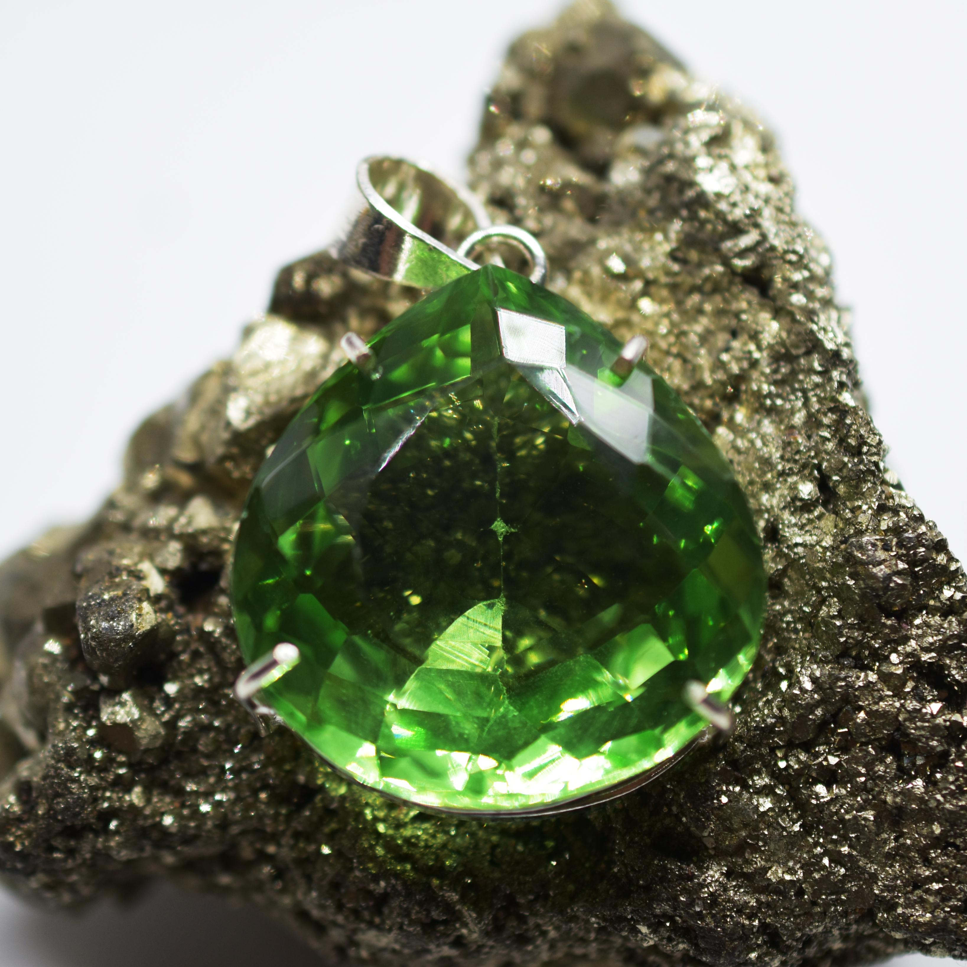 

Certified 110.20 Ct Green Topaz Pendant 925 Sterling Silver pear Gems Natural my-342-k 46.1 mm approx зелений