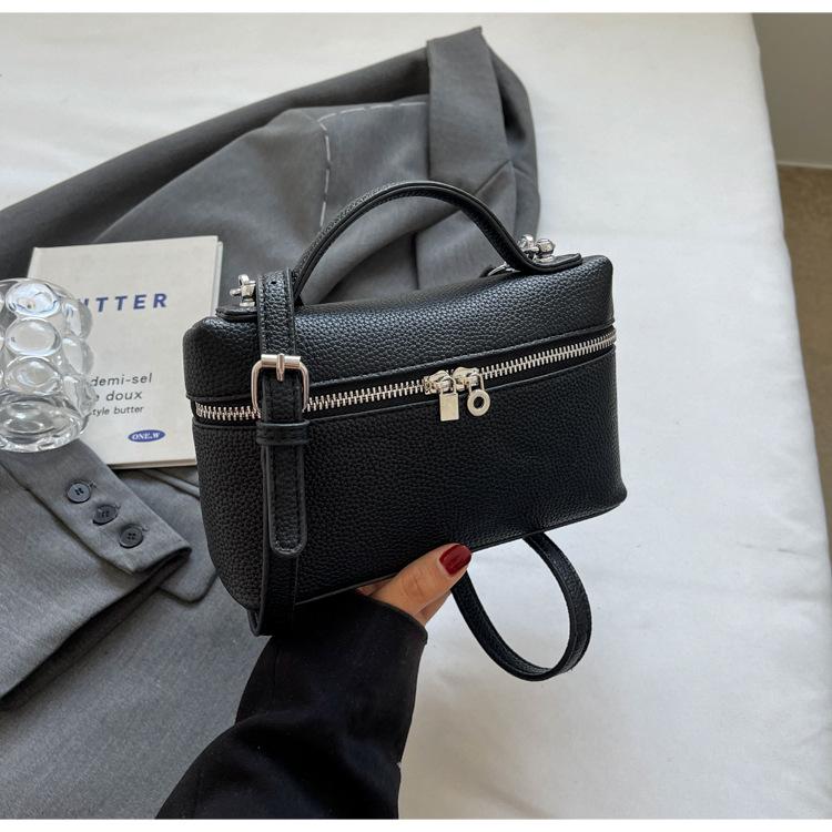 This Year's Popular Fashion Simple Retro Shoulder Bag Women's 2025 Spring New Versatile Commuter Messenger Carry Women's Bag