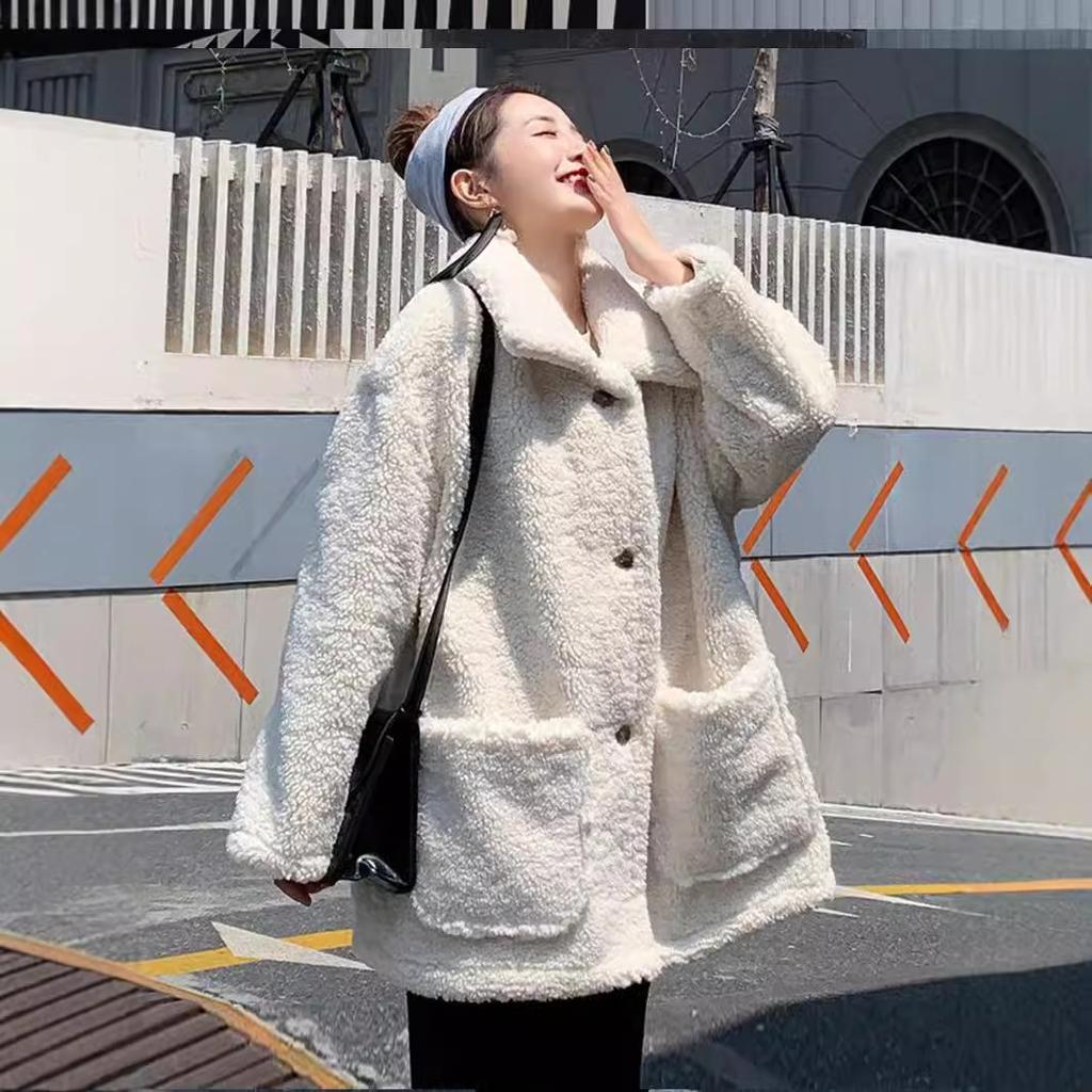 Winter mittlerer und langer Lammfell Pelz Pelzmantel lockerer lässiger Revers Plüschmantel verdickte Knopfkleidung