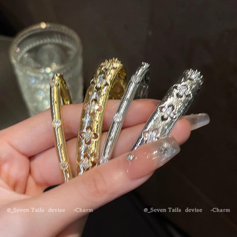 Exquisite Hollow-cut Zirconia Bracelet - Elegant Autumn-winter Accessory with Unique Style for Women