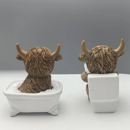 Highland Cow Bathroom Figurine Funny Scottish Cattle Sitting on Toilet Statue Resin Calf Bathing Sculpture for Home Tiered Tray Table Fireplace Decor