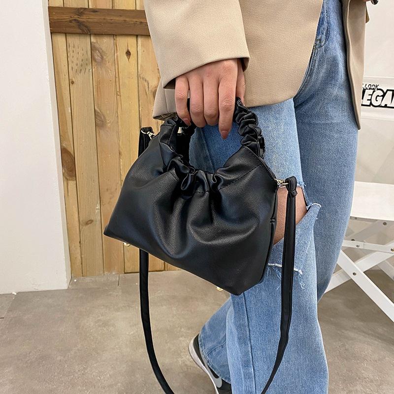 Bahar pilili bulut çanta kadınlar için yumuşak deri omuz askılı çanta moda markalar Crossbody çanta tasarım çanta