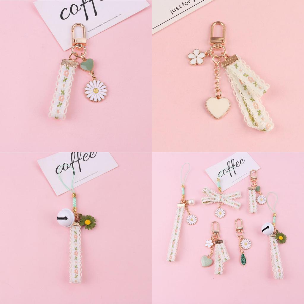Delicate Daisy Keychain Pendant With Smooth Silicone And Durable Metal Material