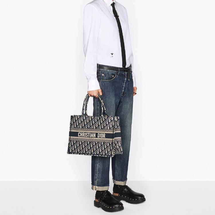 Dior Mittlere DIOR Book Tote - Ecru und Blau DIOR Oblique Stickerei M1296ZRIW-M928