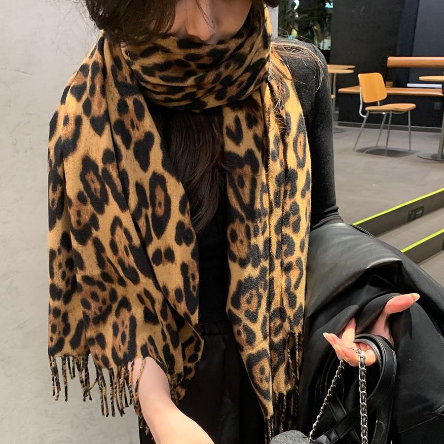 Niche design sweet and cool retro leopard print fringed scarf women's new millennial spice girl style autumn and winter thickened shawl