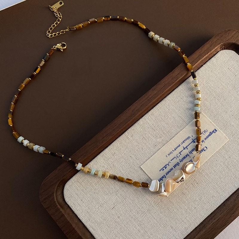 Handgefertigte Perlen-Titanstahl-Schlüsselbein-Kette mit Erdbeerquarz-Anhänger - Leichter Luxus-Stil, Anlaufgeschützt.