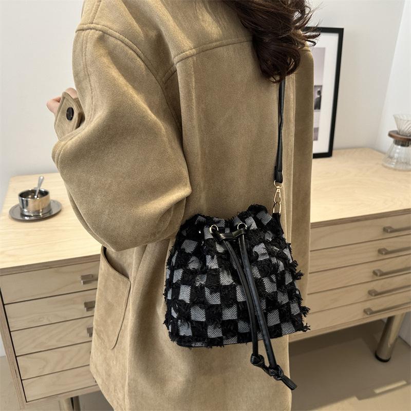 2025 Spring New Large-capacity Fashion Design Shoulder Leisure Bag Women's Tide Simple Commuter Portable Bucket Bag